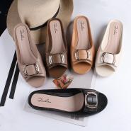 Women wear flat slippers with square buckle for leisure in summer